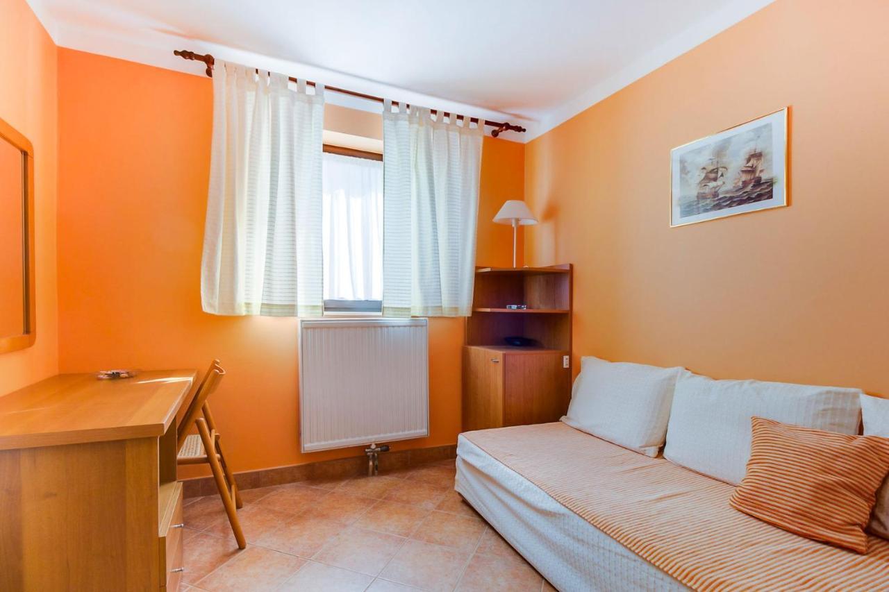 Apartments With A Parking Space Mali Losinj Bagian luar foto