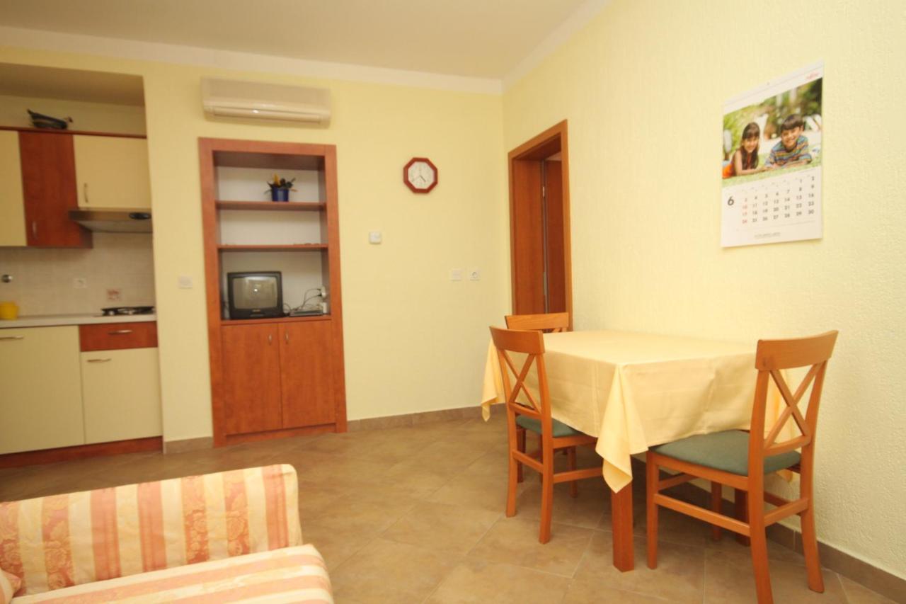 Apartments With A Parking Space Mali Losinj Bagian luar foto